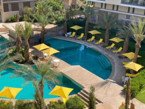 Bel appartement à Marrakech dans la résidence Pearl Garden avec piscine située sur la route de Casablanca Sa grande terrasse a une splendide vue sur la ville et les montagnes de l'Atlas A quelques min